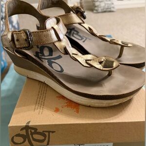 OTBT Women's Graceville Gold Wedge Sandals